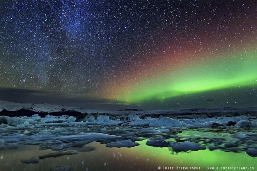 北极光在冰岛南岸杰古沙龙冰河湖上空舞动的美丽镜头。