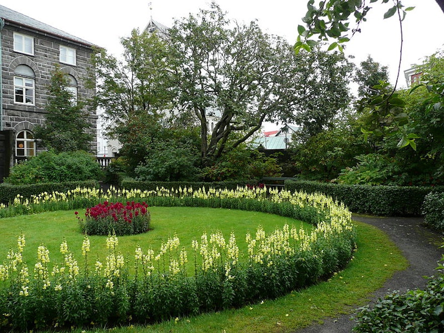 아이슬란드의 의회 알씽기에 접해있는 알씽기사가르뒤린 공원