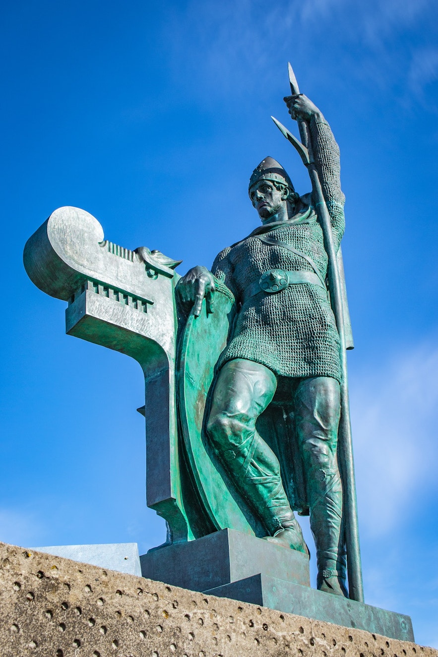 Arnarhóll公园中央有一个英格尔夫·阿尔纳尔松Ingolfur Arnarson雕塑