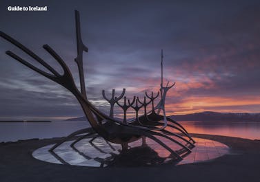 Die Sun Voyager-Skulptur in Reykjavik bei Sonnenuntergang.