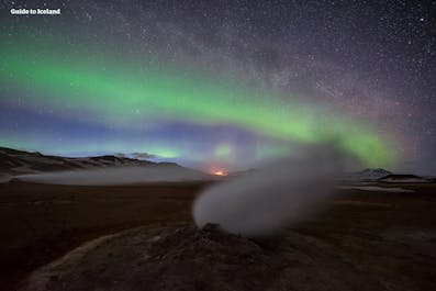 灿烂的北极光在冰岛北部米湖地区上空舞动。