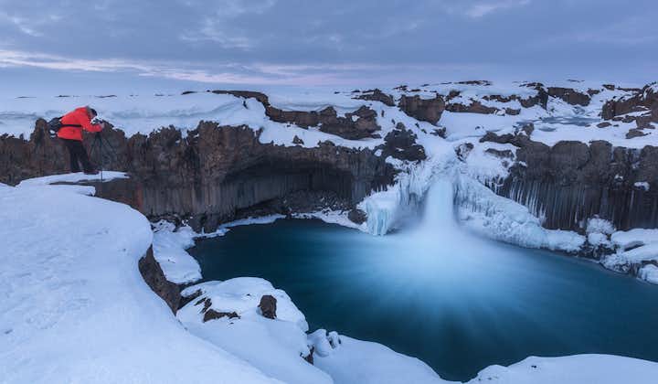 北部アイスランドのアルドエイヤルフォスの滝。中央高原地帯に近いが冬もアクセスできる。