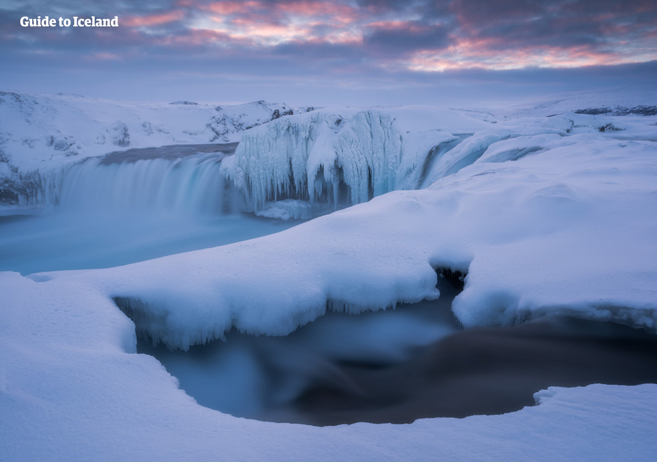 아이슬란드 북부의 수도 아큐레이리 주변으로는 겨울에 더욱 빛나는 폭포가 많이 있습니다.