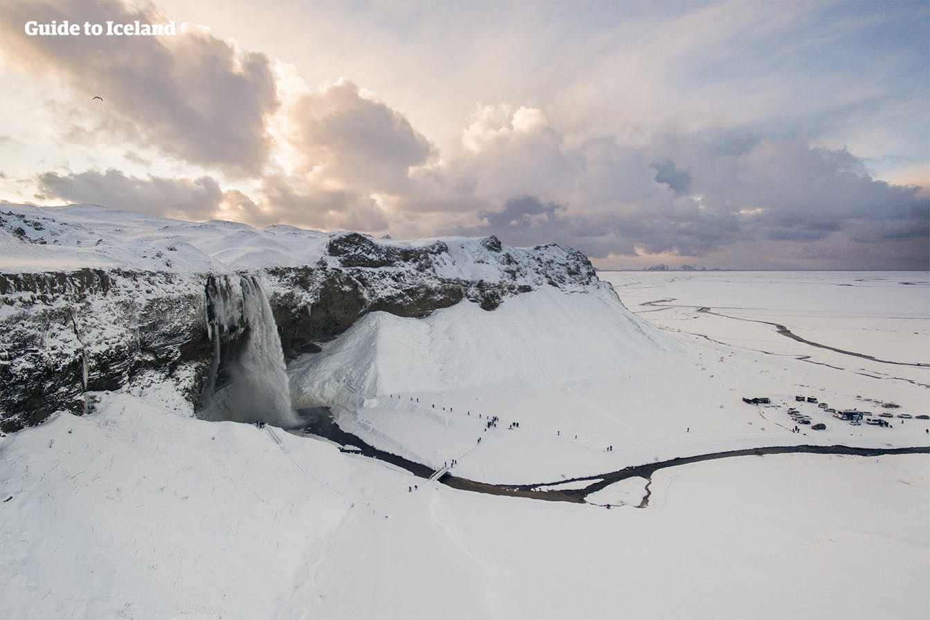Le principali attrazioni della costa meridionale dell'Islanda includono la splendida cascata di Seljalandsfoss, qui in inverno.