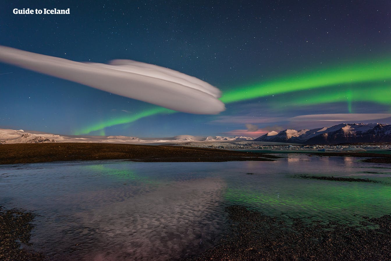 Les magnifiques aurores boréales jouent dans le ciel et recouvrent le lagon glaciaire de Jökulsárlón.