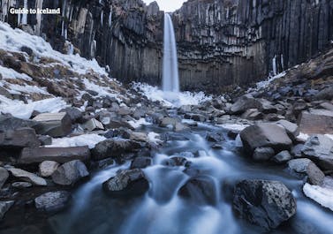 スカフタフェットル自然保護区のスヴァルティフォス。柱状節理に縁どられた珍しい滝だ
