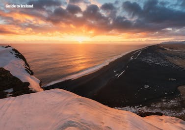白雪と黒砂の対比が美しい、アイスランド南海岸のブラックサンドビーチ