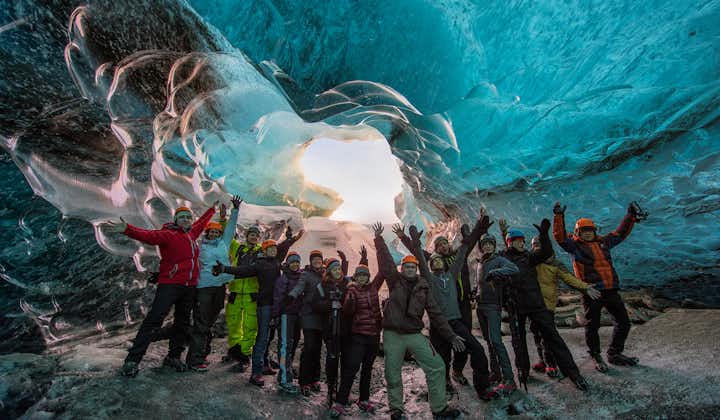 在冰岛为期两周的冬季旅行中，推荐您一定要体验冰洞探险。