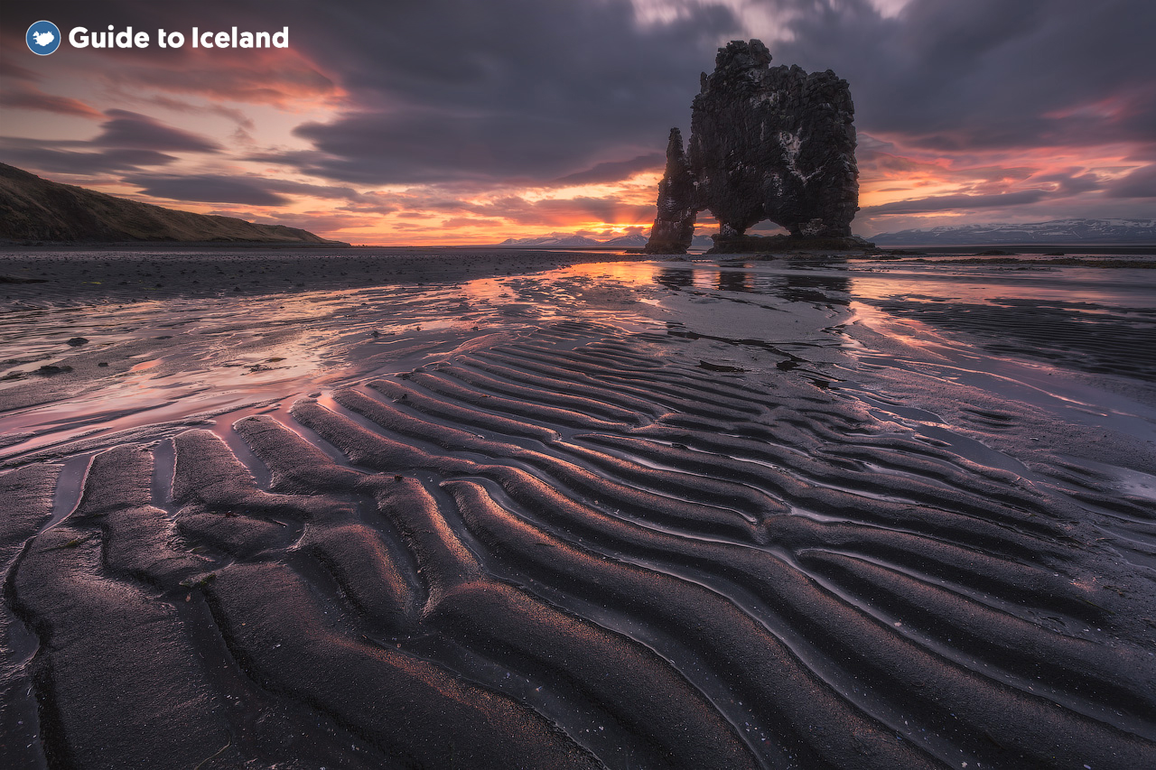Formacja skalna Hvítserkur, wyróżniająca się w krajobrazie, która leży tuż przy wybrzeżu w północnej Islandii.