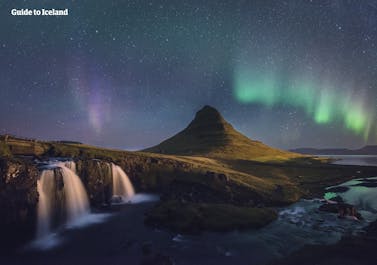 La montaña Kirkjufell se alza orgullosa frente a la impresionante aurora boreal.
