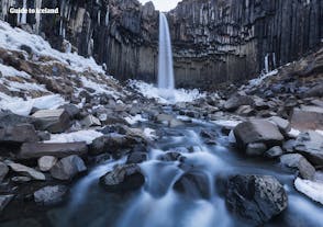 冬も美しいスヴァルティフォスの滝。アイスランド南部のスカフタフェットル自然保護区にて