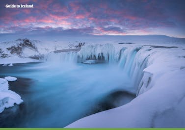 冰岛北部冰封雪飘的众神瀑布。