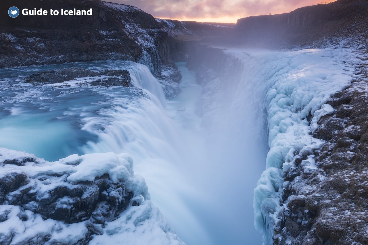 黄金の滝と呼ばれるグトルフォスの滝が、凍てつくアイスランドの大地を勢いよく流れ落ちる