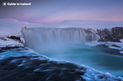 De Godafoss-waterval ligt vlakbij de hoofdstad van Noord-IJsland, Akureyri, en heeft een rijke geschiedenis.