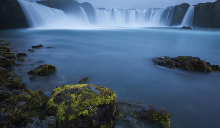 โกดาฟอสส์เป็นหนึ่งในน้ำตกที่มีชื่อเสียงที่สุดในไอซ์แลนด์เหนือ