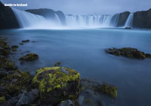 De waterval Godafoss is een van de bekendste watervallen van Noord-IJsland.