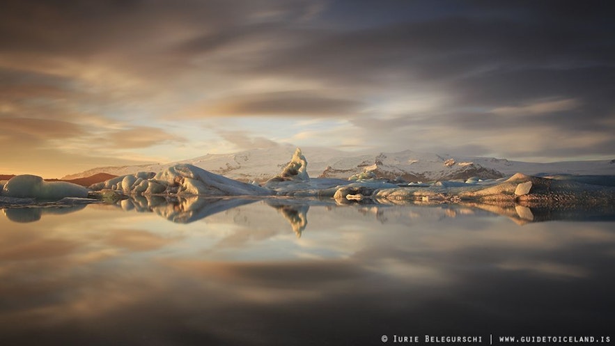 The Jökulsárlón glacier lagoon is beautiful in both summer and winter.