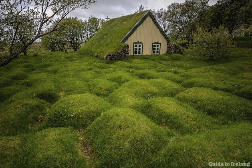 Hofskirkja草皮教堂位于冰岛南岸，是最后一座以草皮风格修建的冰岛教堂，因此也是冰岛最年轻的草皮教堂