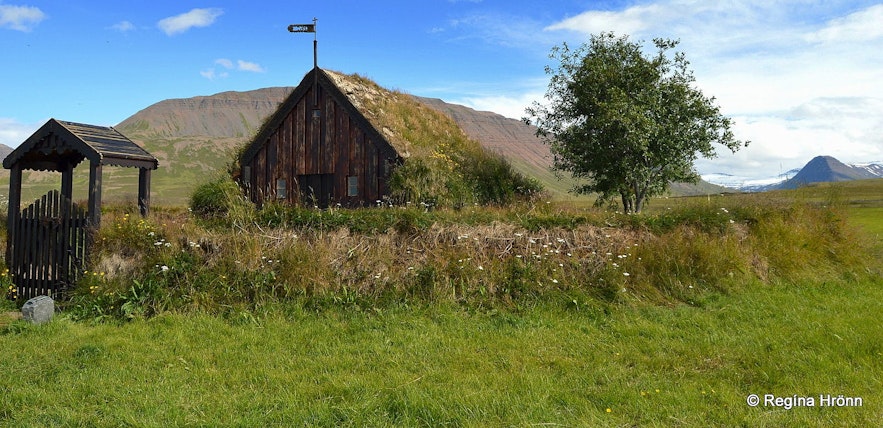 Grafarkirkja位于冰岛北部的斯卡加峡湾地区，其部分部件建于17世纪，是冰岛最古老的草顶教堂之一
