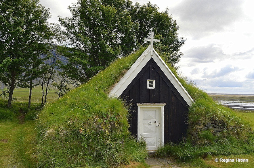 Núpsstaðakirkja位于冰岛南岸的瓦特纳冰川(Vatnajökull)脚下，是冰岛最小的草顶教堂