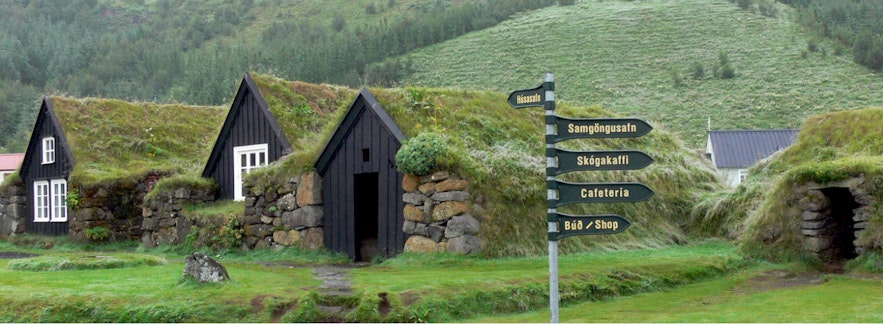 斯科加瀑布(Skógafoss)旁的斯科加尔(Skógar)民俗博物馆是了解冰岛传统建筑的绝佳地点，博物馆由民俗博物馆、露天博物馆、交通博物馆等展馆组成