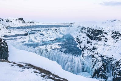 굴포스 폭포에 찾아온 겨울. 아이슬란드의 유명한 골든 서클 여행루트에서 찾아볼 수 있습니다.