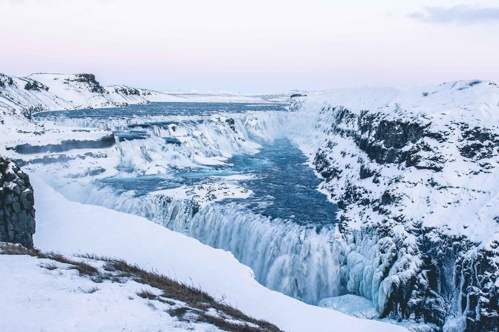 Wodospad Gullfoss to część słynnej trasy Złotego Kręgu na południu Islandii, tutaj podczas zimy.
