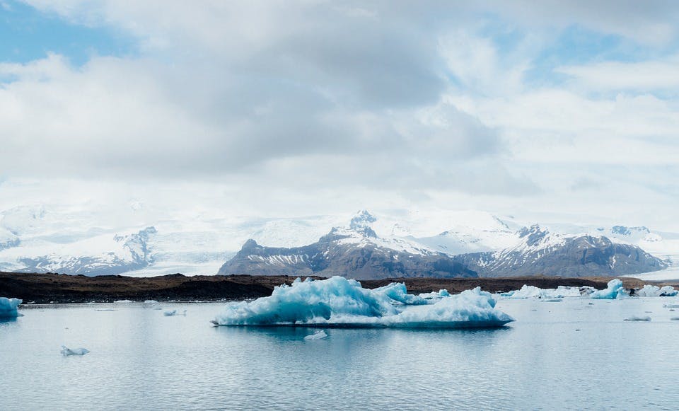 冰岛南岸的杰古沙龙冰河湖是冰岛最深的湖泊
