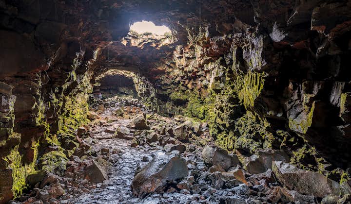 現地集合｜ロイヴァルホゥルスヘットリルの溶岩洞窟探検