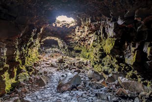Подземные чудеса вулканического происхождения - лавовые пещеры в Исландии
