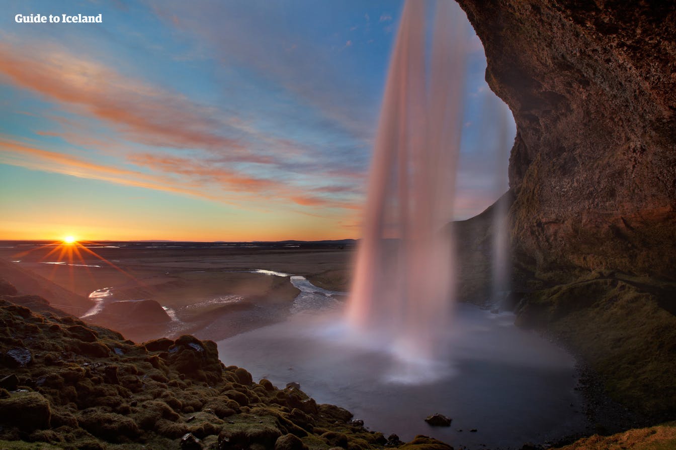 在冰岛夏季的南岸游览，您会看到无数动人的景色，其中包括南岸著名旅游景点塞里雅兰瀑布（Seljalandsfoss）