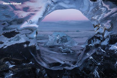 셀프 렌터카 여행으로 백야의 여름 태양은 한 밤이 되어도 요쿨살론 빙하 호수 부근의 다이아몬드 해변을 아름답게 빛냅니다.