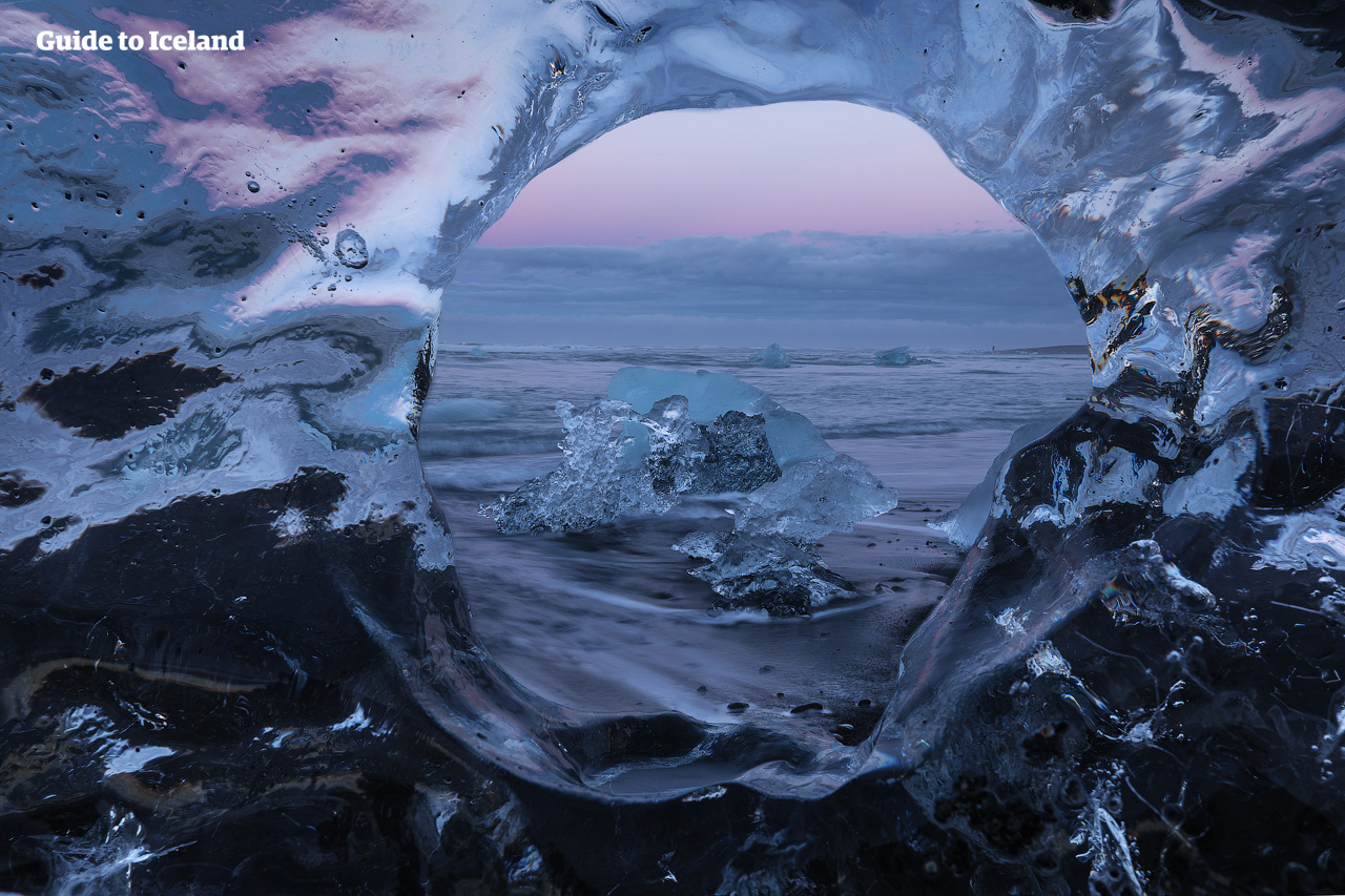 太陽の光と氷の姿が印象的なダイヤモンドビーチやヨークルスアゥルロゥン氷河湖は、日の低くなった夜にも訪れてみたい