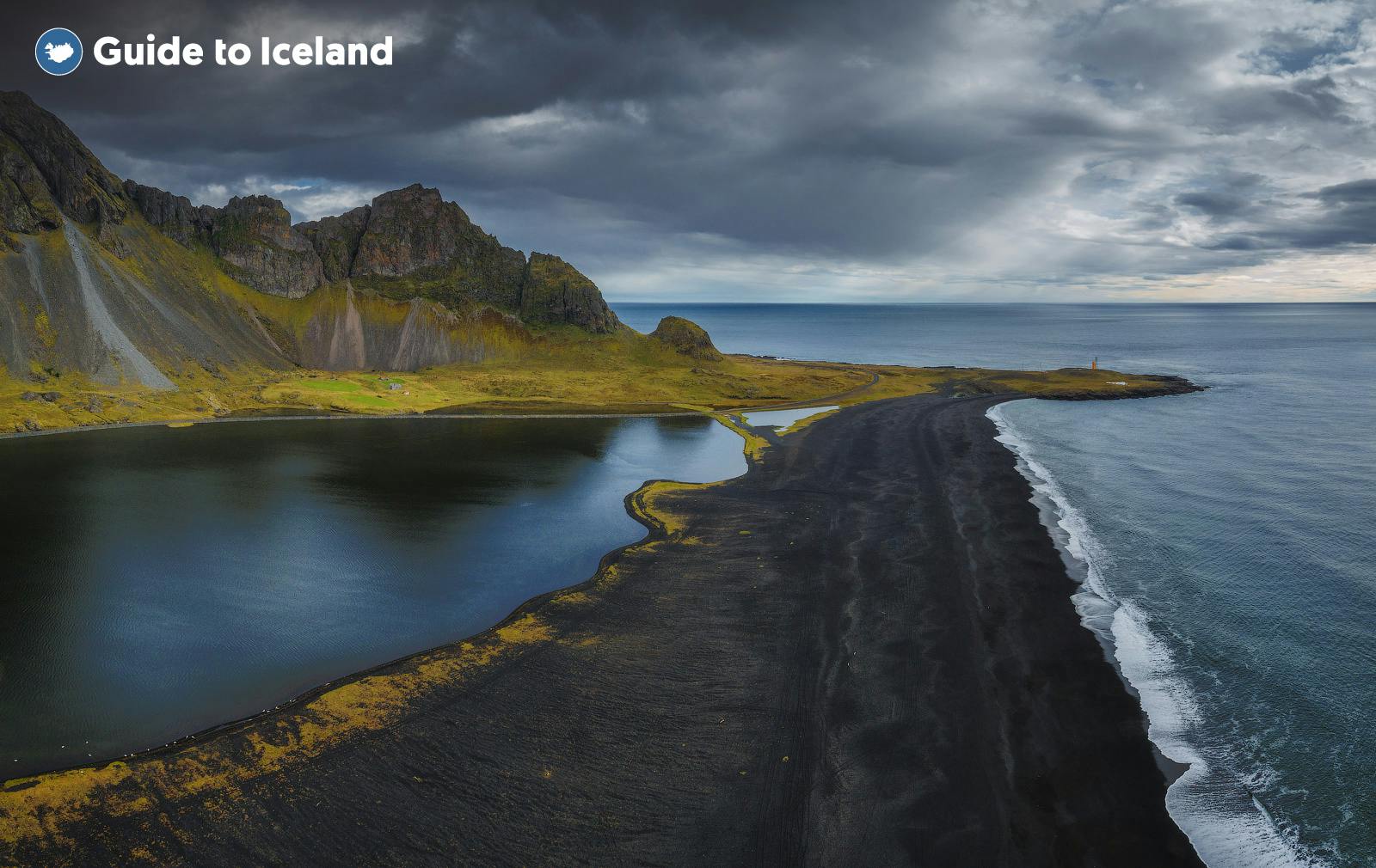 Bjerget Vestrahorn ligger på Stokknes-halvøen på det sydøstlige Island.