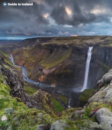 冰岛东部的亨吉瀑布Hengifoss是冰岛第三大瀑布