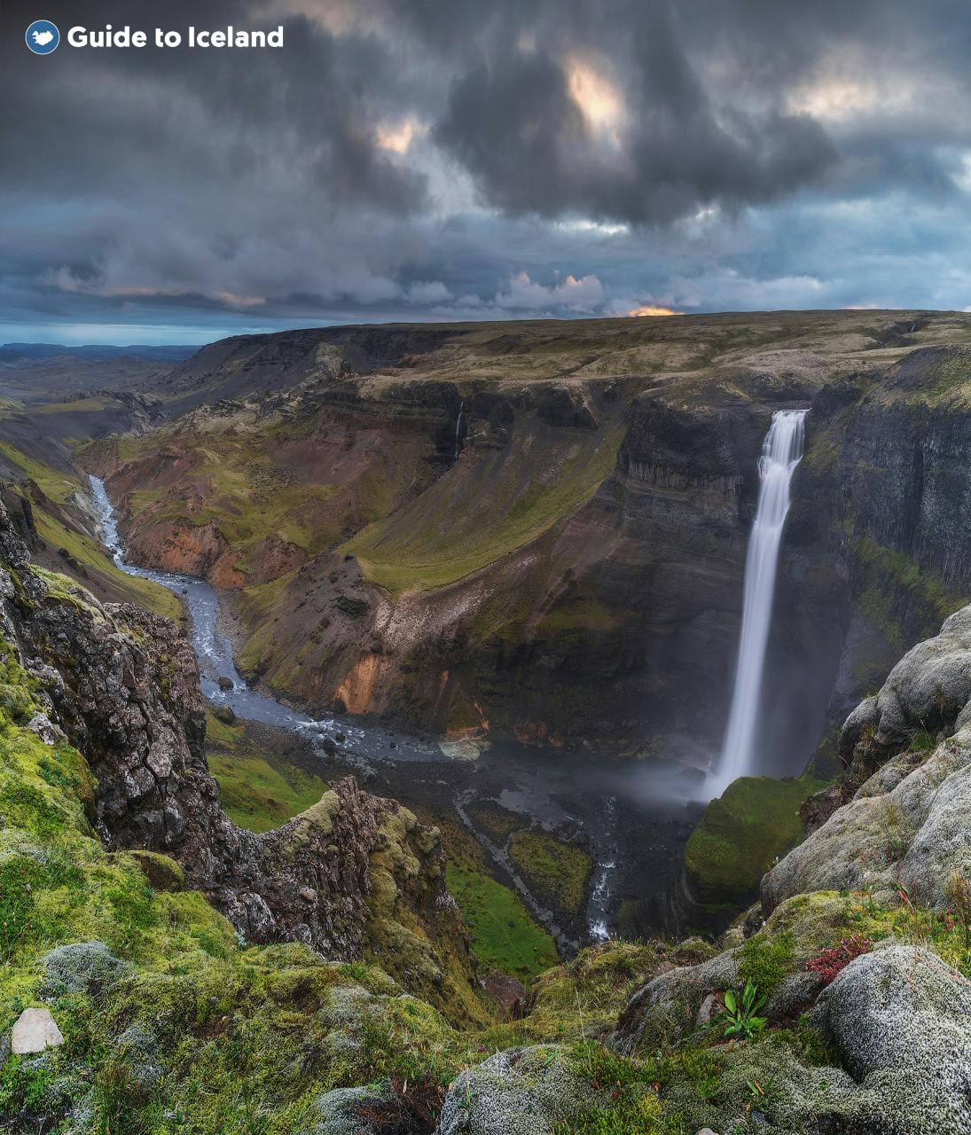 冰岛东部的亨吉瀑布Hengifoss是冰岛第三大瀑布