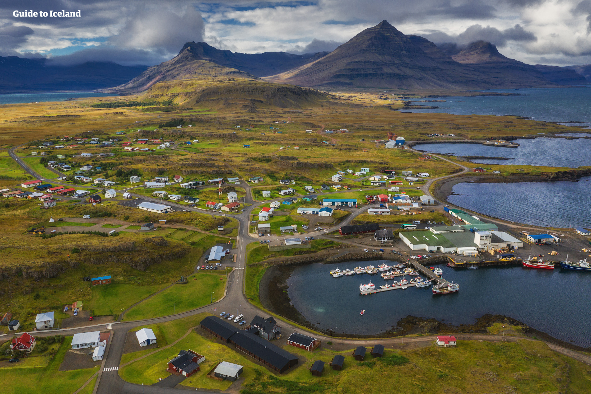 ในทางไอซ์แลนด์ตะวันออก คุณจะได้สำรวจความมหัศจรรย์ทางธรรมชาติและทัศนียภาพที่งดงามในทุกที่ที่คุณไป.