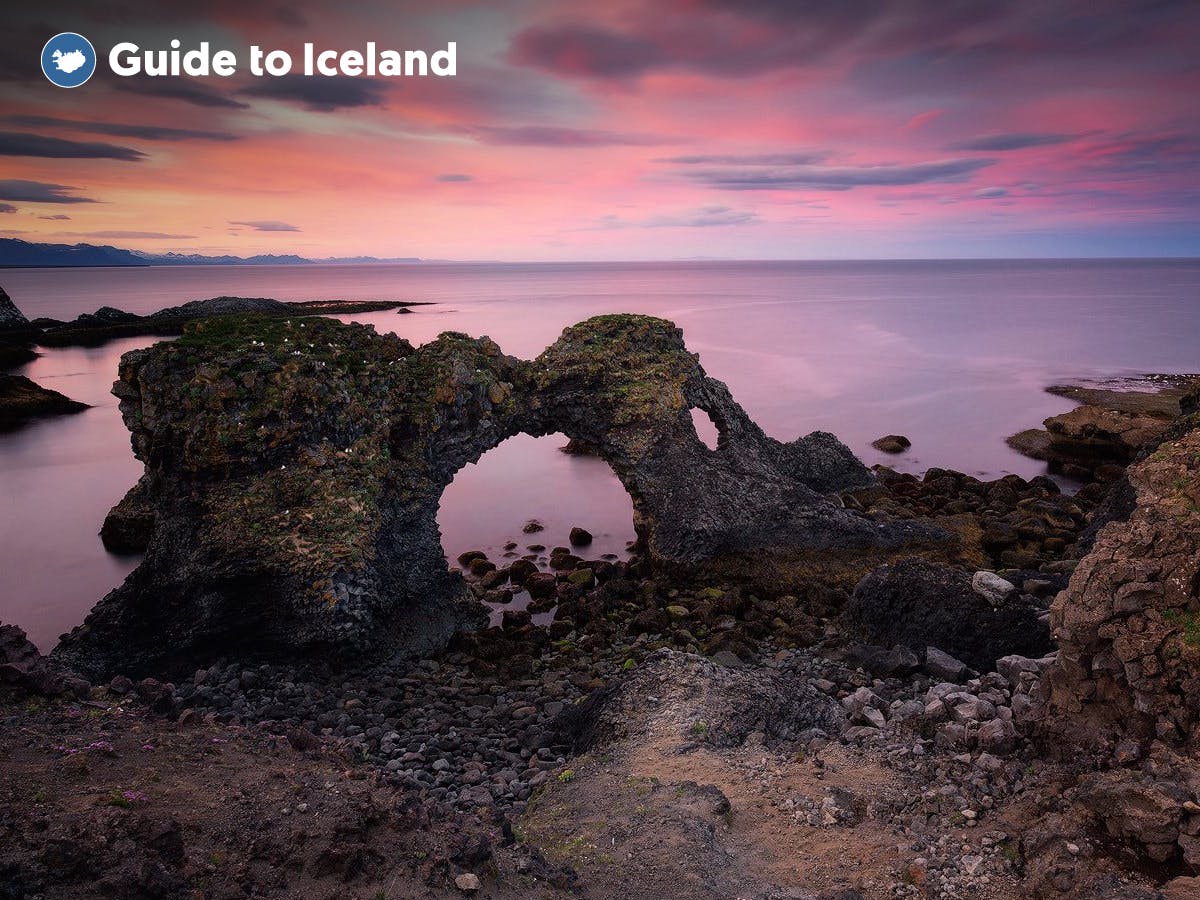 Die Felsformation Gatklettur vor der Küste der Halbinsel Snaefellsnes hat eine unverwechselbare Form.