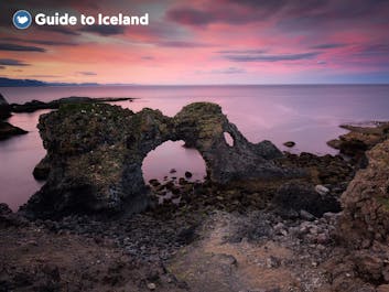 Gatklettur海蚀洞位于冰岛西部斯奈山半岛的海岸线旁边