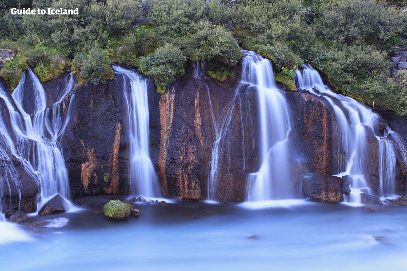 Hraunfossar ist der Name einer Reihe von Wasserfällen, die sanft von einem Lavafeld herunterfließen.