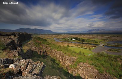 Der Þingvellir-Nationalpark ist nicht nur historisch und geologisch faszinierend, sondern auch atemberaubend schön und üppig.