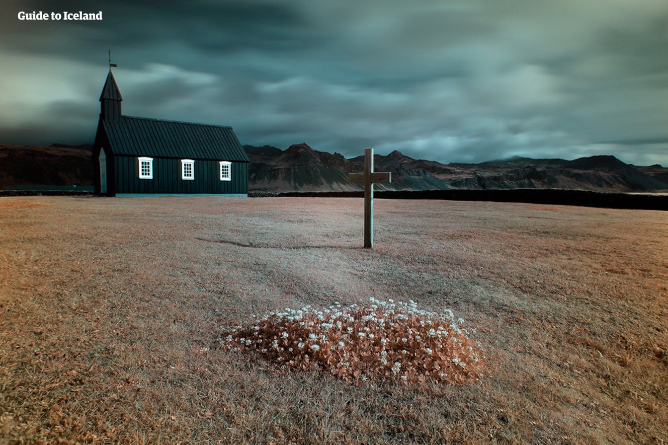 Rejs rundt på Snæfellsnes-halvøen, og besøg den lille by Búðirs ikoniske sorte huse.