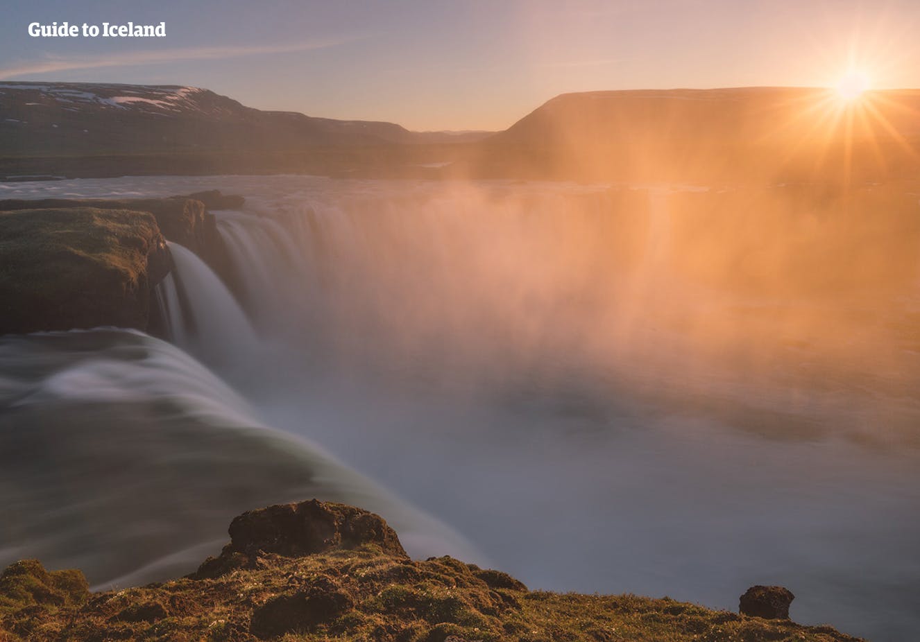 De dramatisch waterval Godafoss in Noord-IJsland is waar de IJslanders zich in 1000 na Christus officieel bekeerden tot het christendom.
