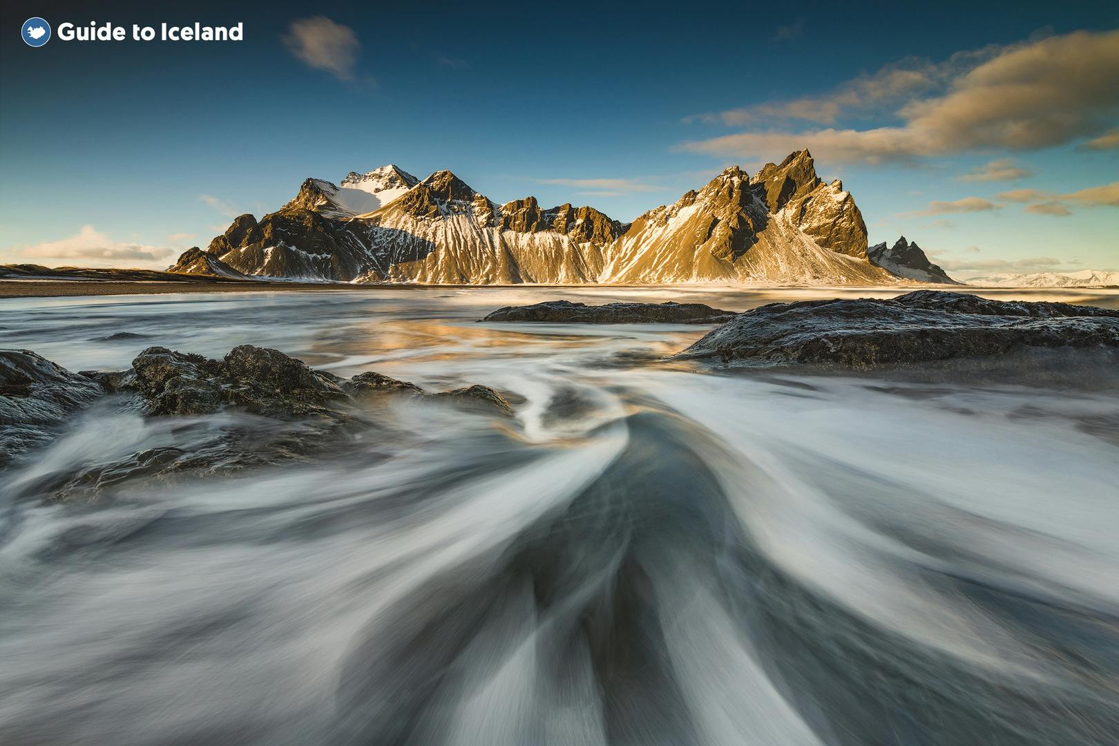 En el sudeste de Islandia hay una montaña de gabro llamada Vestrahorn.