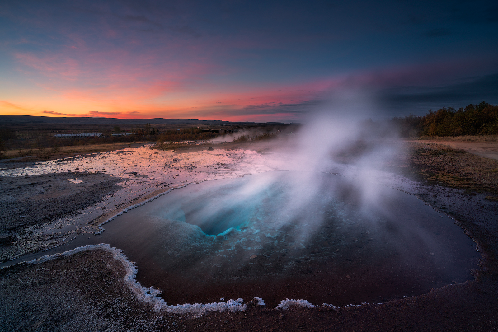 I det geotermiske området Geysir er spenningen til å ta og føle på rett før geysiren Strokkur har utbrudd