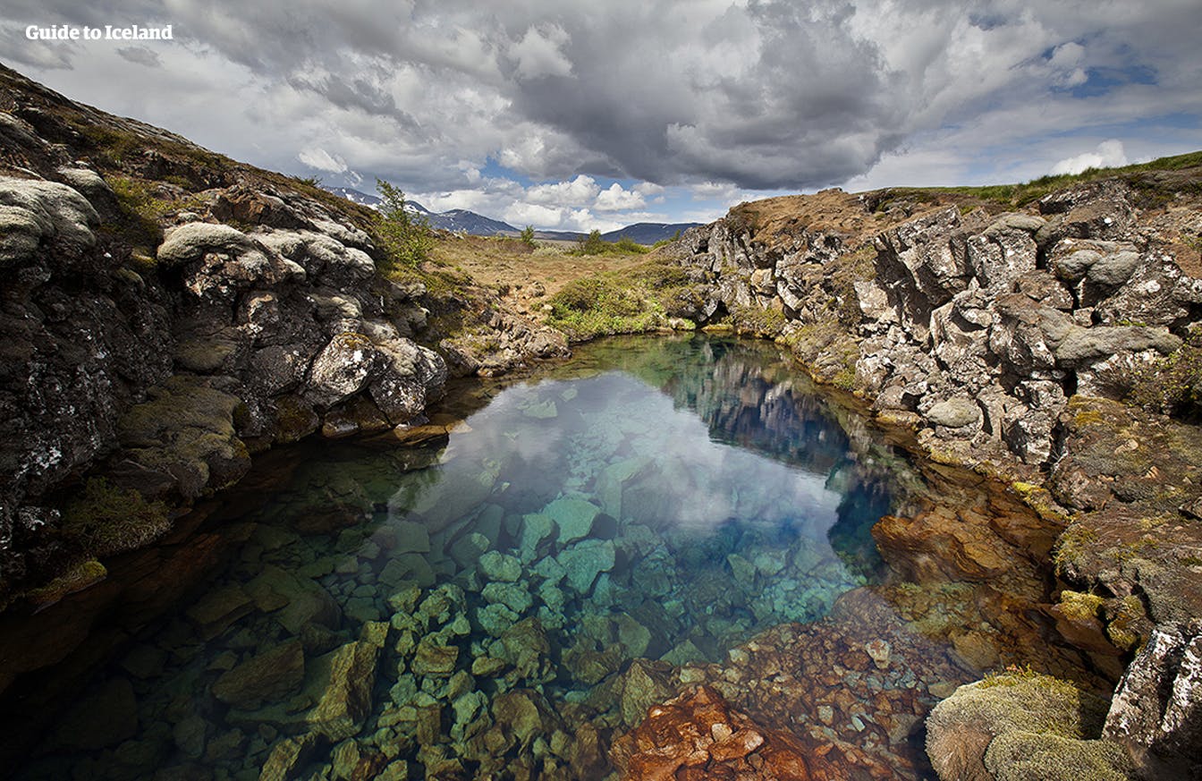 El agua de deshielo del glaciar Langjökull se hunde en un campo de lava y viaja bajo tierra a los barrancos del Parque Nacional de Þingvellir; este largo proceso de filtración significa que las fuentes aquí tienen la mejor visibilidad natural del mundo durante todo el año.