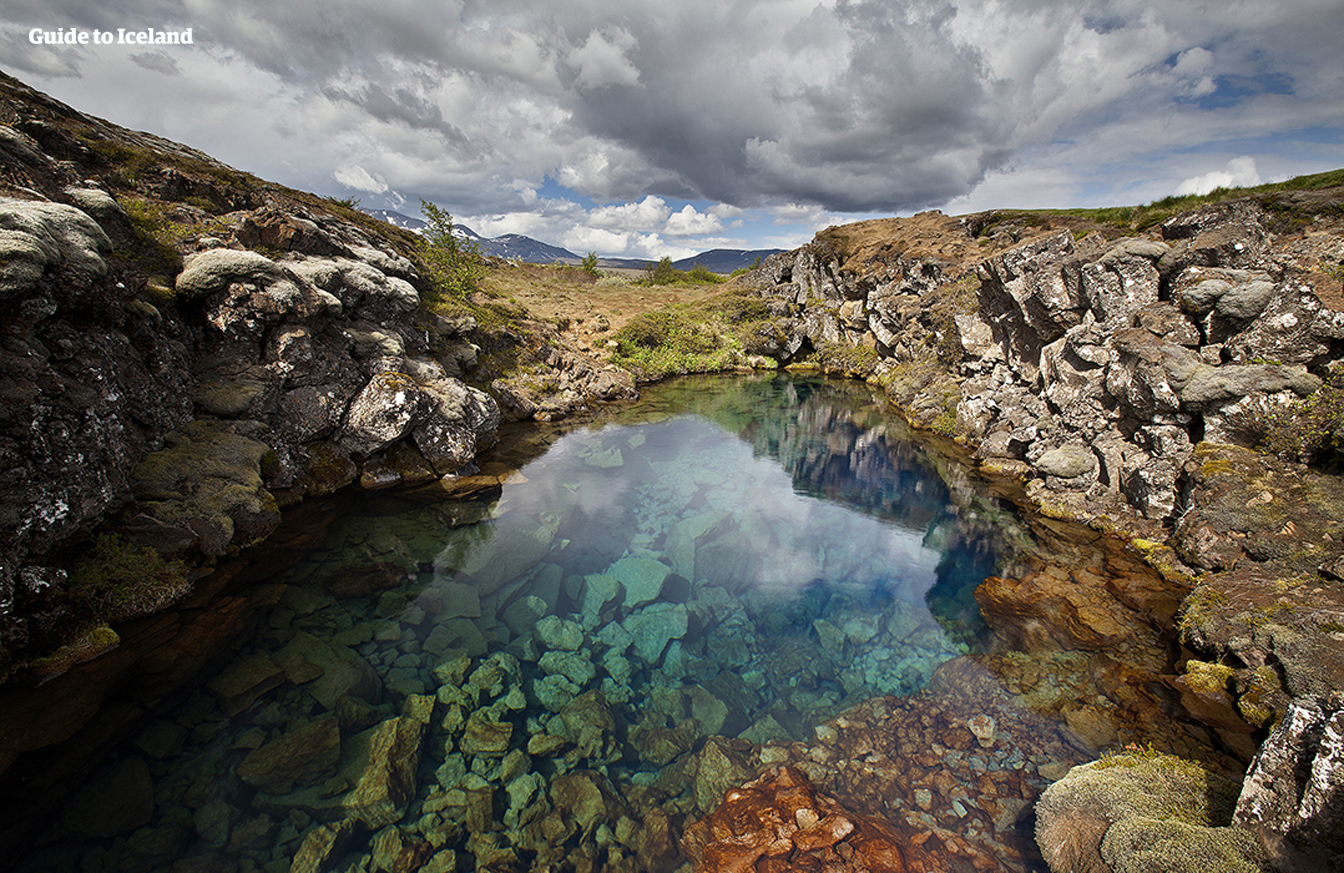 Smältvatten från glaciären Langjökull sjunker ned i ett lavafält och förflyttar sig under jord till ravinerna i Þingvellir nationalpark. Den långa filtreringsprocessen gör att källorna här har det mest genomskinliga vattnet i världen, året runt.