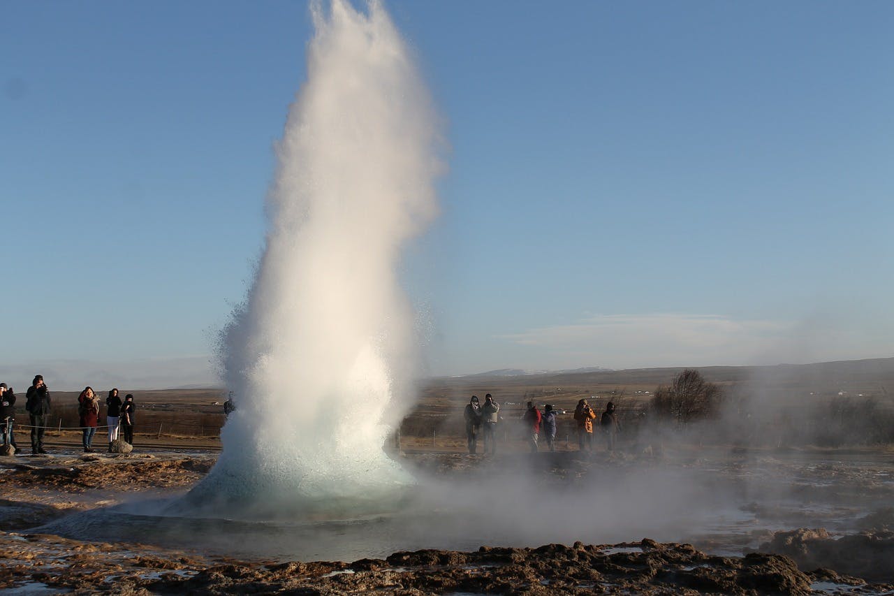 史托克间歇泉位于冰岛黄金圈景区，每隔5分钟就喷发一次