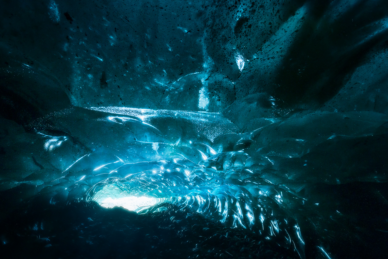 ภาพจากด้านในของถ้ำน้ำแข็งในชายฝั่งทางใต้ของประเทศไอซ์แลนด์