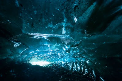 ภาพจากด้านในของถ้ำน้ำแข็งในชายฝั่งทางใต้ของประเทศไอซ์แลนด์